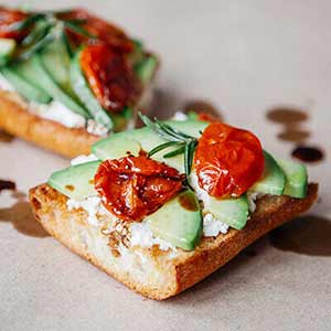 une recette de tartine salée mozzarella, tomate, pesto