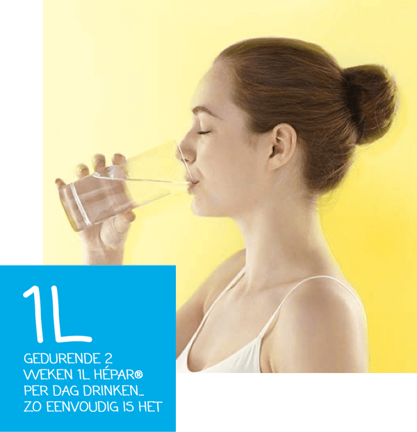 een vrouw die 1l water drinkt gedurende 2 weken